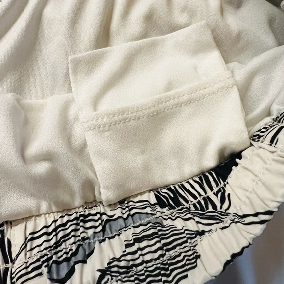 ATHLETA WOMEN’S WHITE & BLACK TROPICAL PATTERN ATHLETIC SHORTS SIZE SMALL - Picture 4 of 15